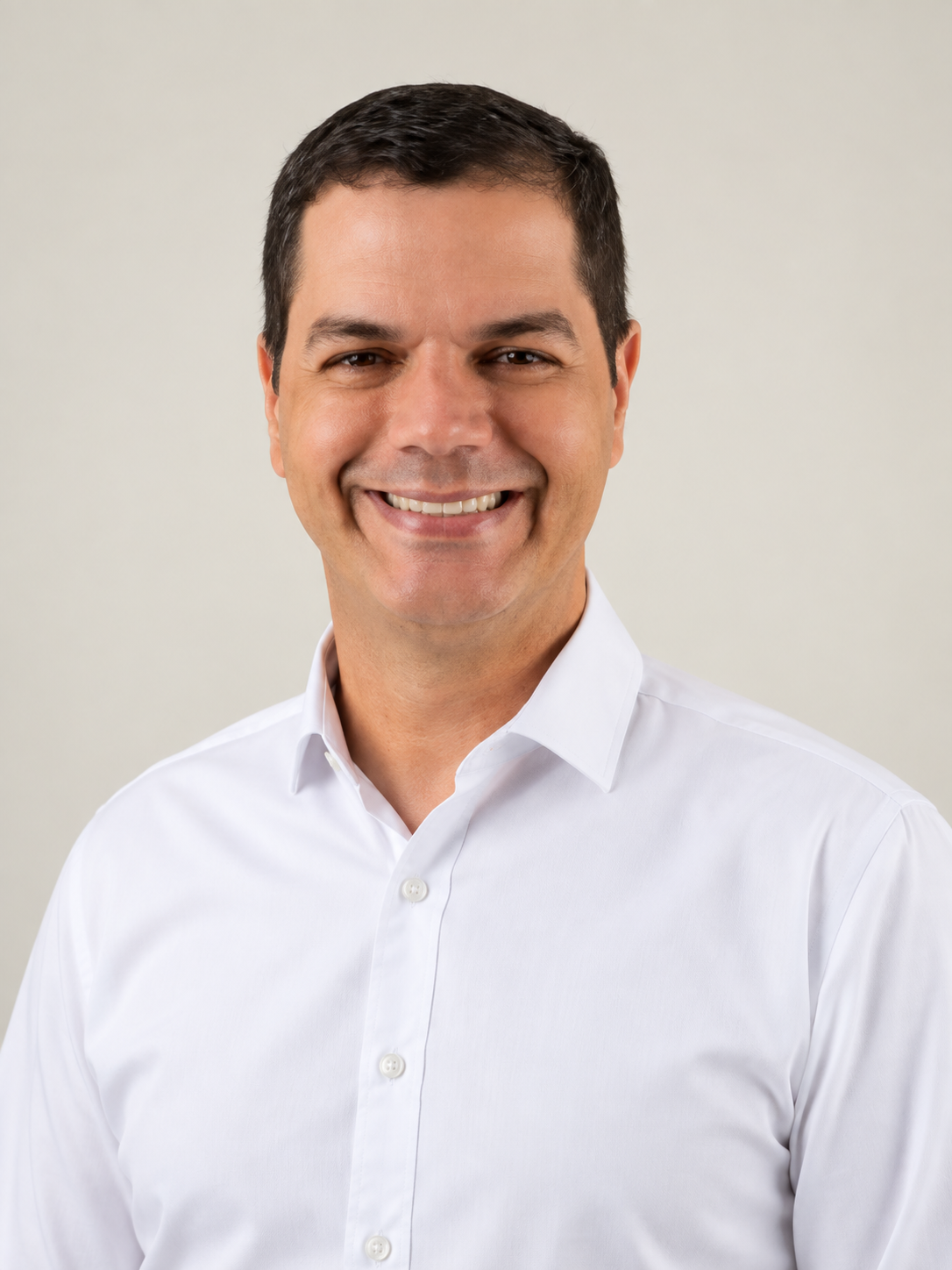 Retrato de Cássio Gois com camisa branca